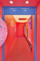 블루 셔터와 코랄 복도가 인상적인 도넛 카페 입구